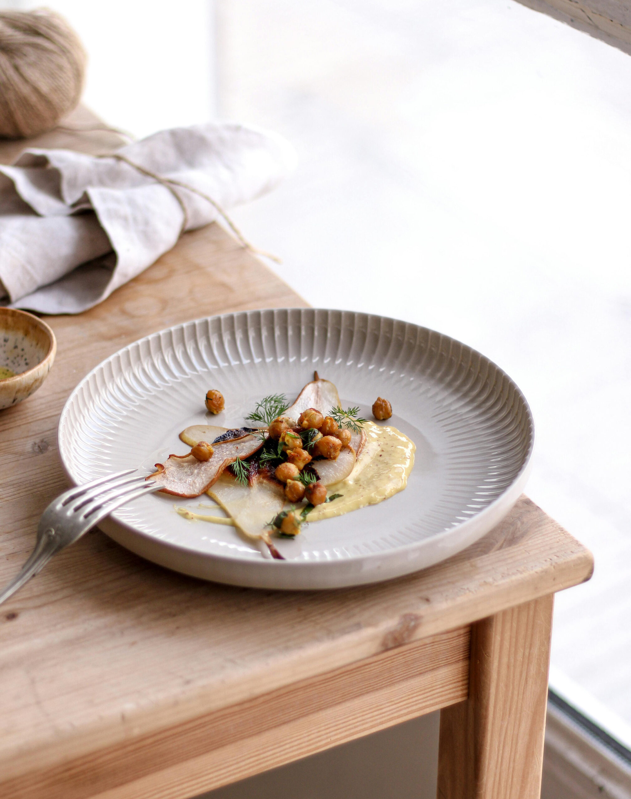Bewusst essen Gesunde Mahlzeit auf Teller – ausgewogene Ernährung im Alltag