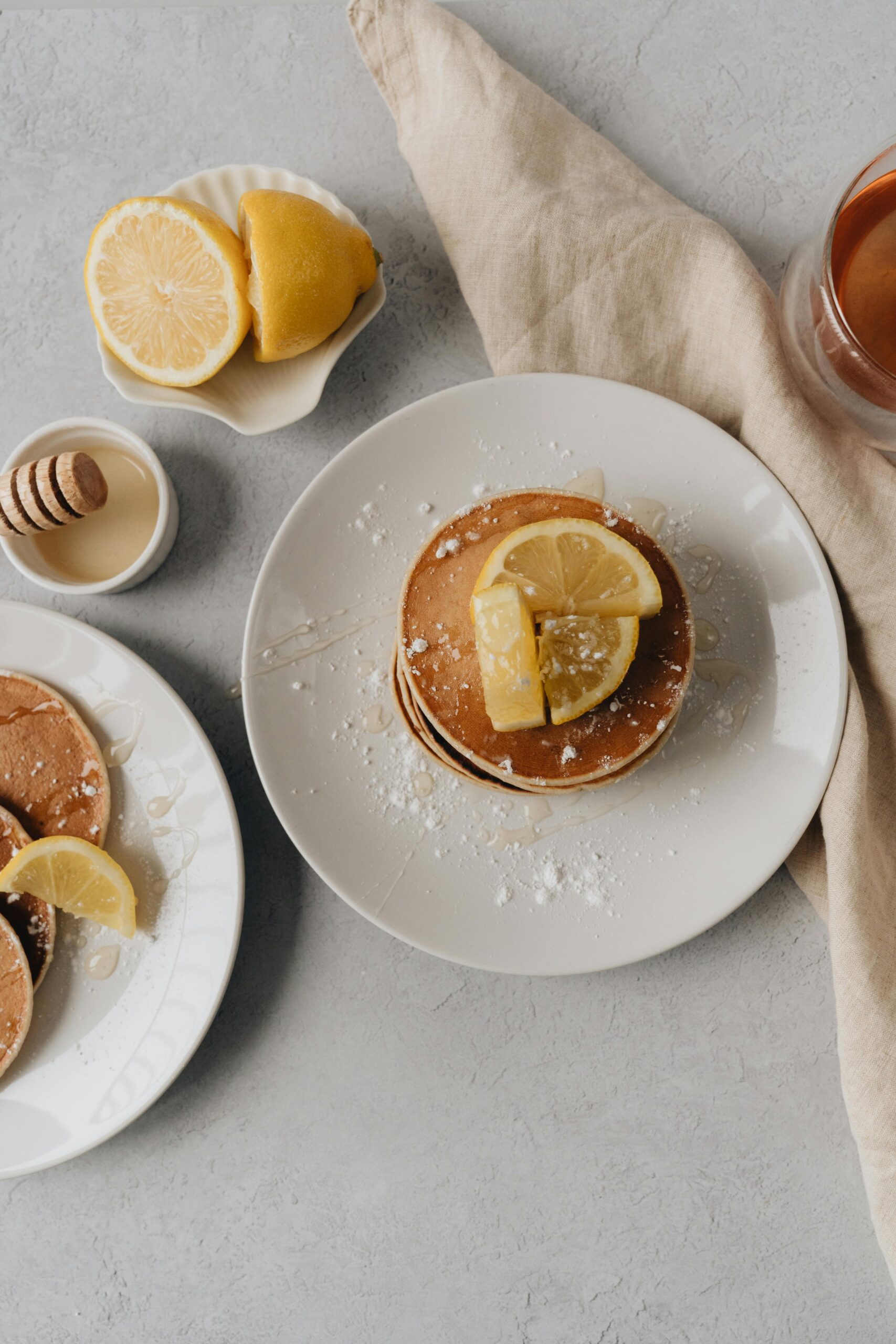 Gesunde Mahlzeit mit Pancakes und Zitrone – bewusste Ernährung und Genuss