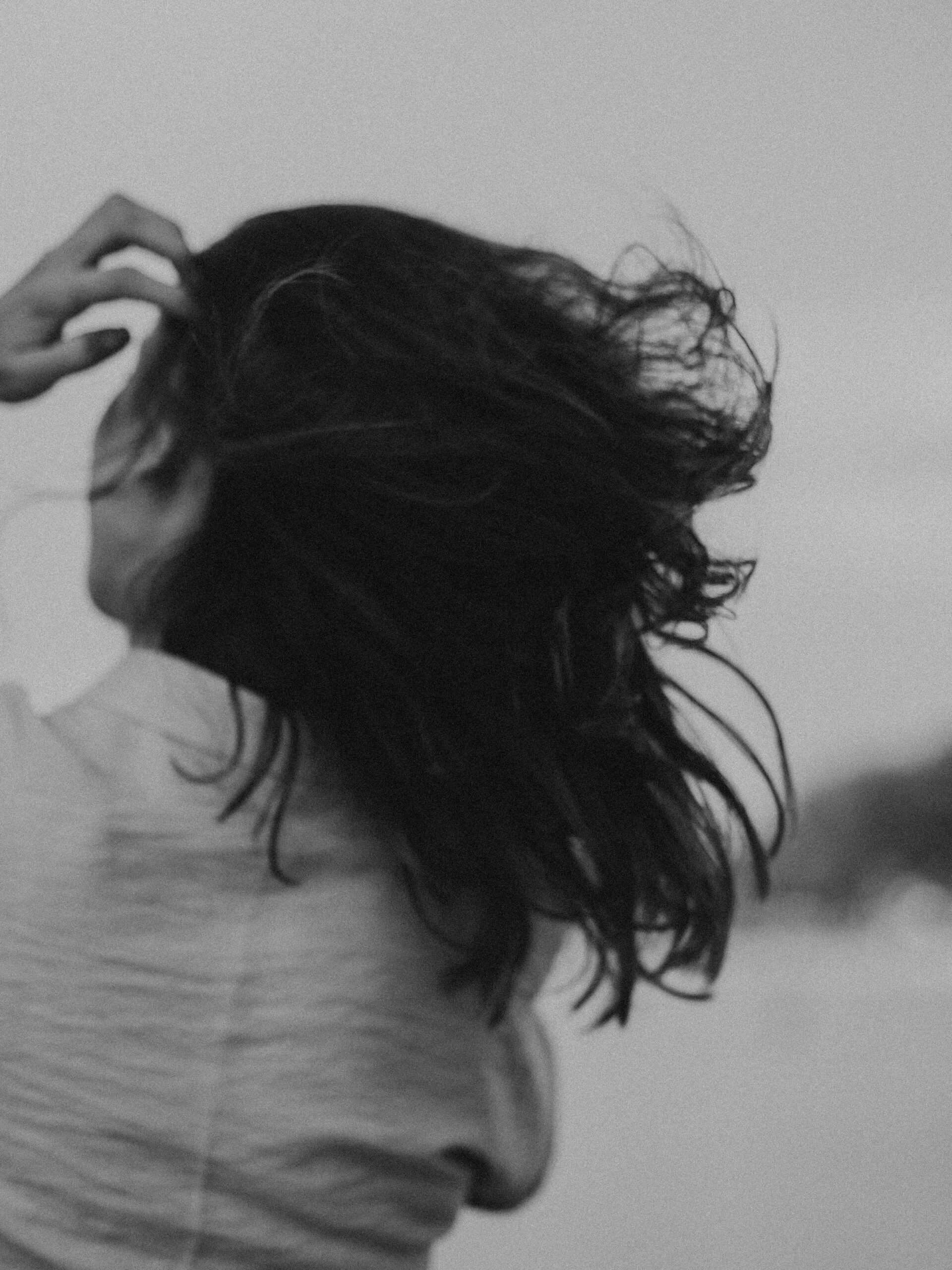 Leichtigkeit spüren Frau im Wind – Gefühl von Leichtigkeit, Balance und innerem Wohlbefinden